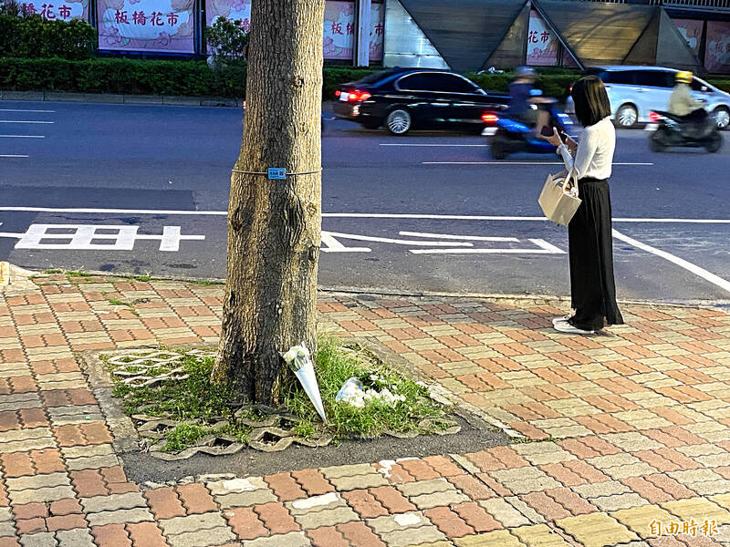 PLAY948-台灣資訊-冷氣墜落現場 白玫瑰、字條留言追思女大生
