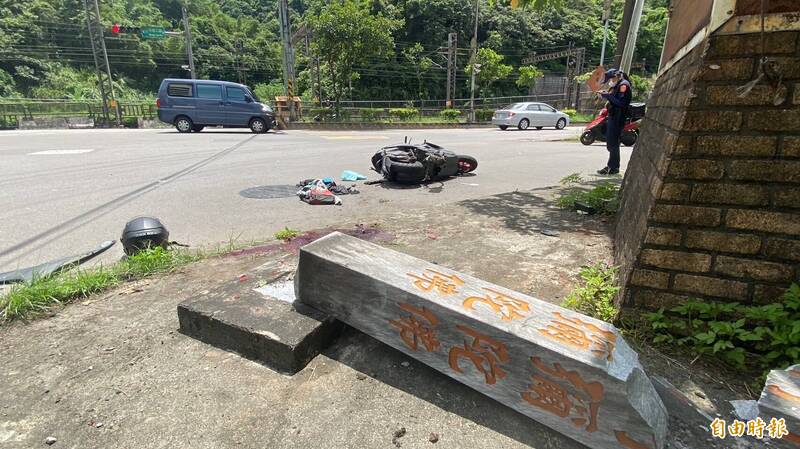PLAY948-台灣資訊-騎士遭違規貨車撞飛 撞倒路旁擋煞石柱送醫不治