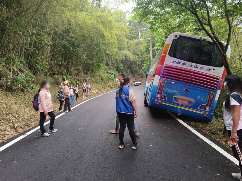 PLAY948-資訊情報-遊覽車輪陷邊坡、車體傾斜！台南40名遊客遊南庄向天湖嚇壞了