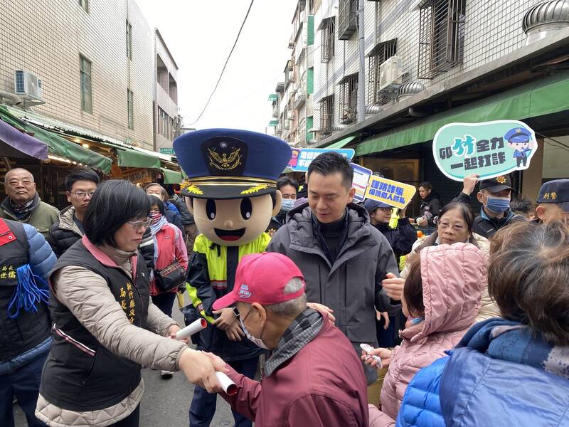 PLAY948 線上新聞陌生帥哥美女加LINE要警覺 竹縣警長率隊深入市場宣導「顧好荷包」妙方