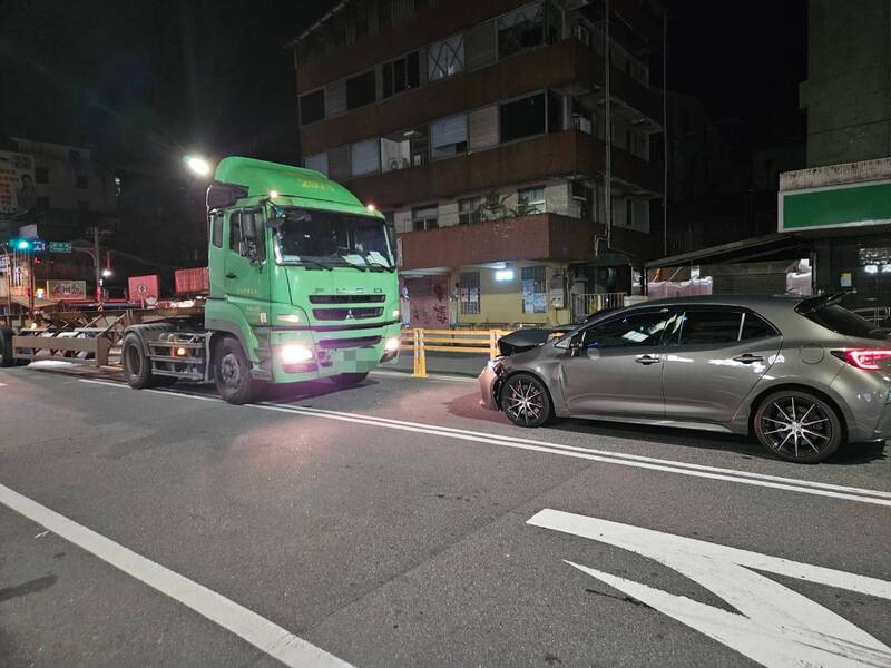 PLAY948 線上新聞 轎車深夜突逆向撞聯結車 基隆2男竟棄車拔腿逃