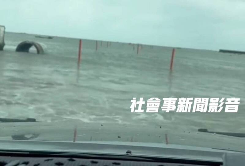 PLAY948 線上新聞 超級毋湯!皮卡漲潮時硬闖福寶濕地 車上乘客大喊「巴庫」
