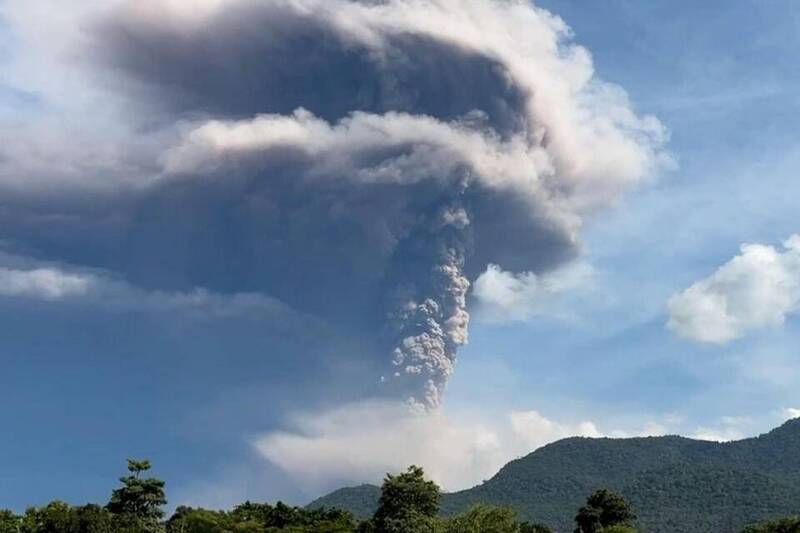 PLAY948 國際新聞 印尼「活火山」再度爆發!火山灰柱直衝千米之上,警戒升至最高等級