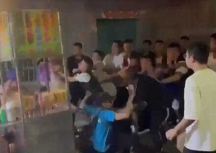 PLAY948-熱門新聞-🔥失控暴走！廟會「全武行」上演！ 椅子滿天飛，警火速逮人！