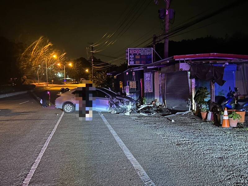 PLAY948-熱門新聞-💥恐怖瞬間！轎車「高速衝撞」檳榔攤！ 車頭稀爛2人濺血送醫！