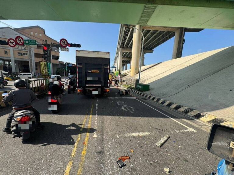 PLAY948-熱門新聞-奪命連環撞！疲勞駕駛「鬼遮眼」未注意前方！二重疏洪道瞬間連撞貨車、機車！釀4人慘重死傷！