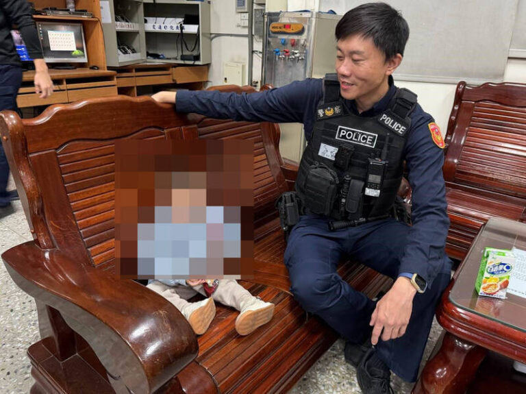 PLAY948-熱門新聞-太心酸！3歲童放學遭家長「遺棄」無人領！幼兒園急報案！警局秒變「臨時保姆」溫馨畫面曝光！
