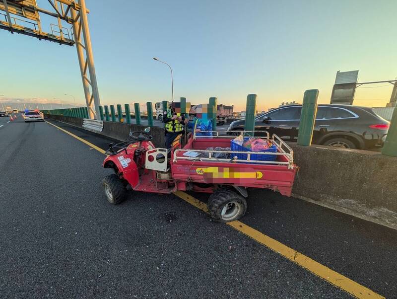 PLAY948-熱門新聞-離譜！宜蘭「農用法拉利」竟開上國道逆向！倒楣白車遭「高速追撞」！網怒：根本是玩命！