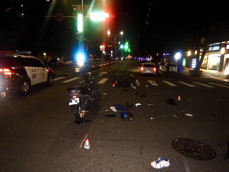 PLAY948-熱門新聞-血肉模糊！台中OL「高速失控」撞飛兩騎士！釀1死1傷！現場鞋子、機車碎片「噴飛滿地」！畫面驚悚！