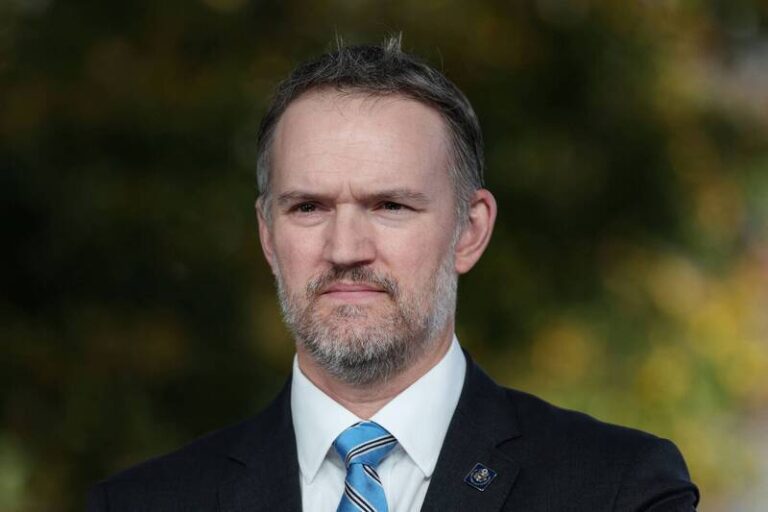 PLAY948-熱門新聞-全球貿易海嘯來襲！美祭出 50% 致命關稅鎖死中國，各國關稅全面飆升 15%：好日子到頭了？ 內容詳情 《彭博》報導，美國貿易代表葛里爾（Jamieson Greer）25日指出，在美國最高法院判決總統川普先前的關稅措施失效後，美國尋求將中國產品的關稅維持在35%至50%之間，具體稅率取決於商品