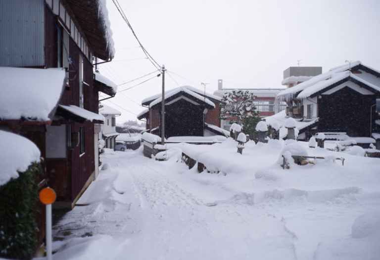 PLAY948-熱門新聞-暴雪封路！鳥取縣大山町選情告急，選務人員受困雪中，投票被迫緊急延時！