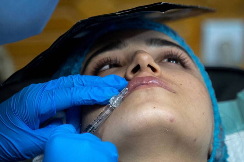 PLAY948-熱門新聞-在砲火中微整形？烏克蘭醫美生意竟「逆勢爆炸」，背後原因揭開戰爭下的心酸真相！