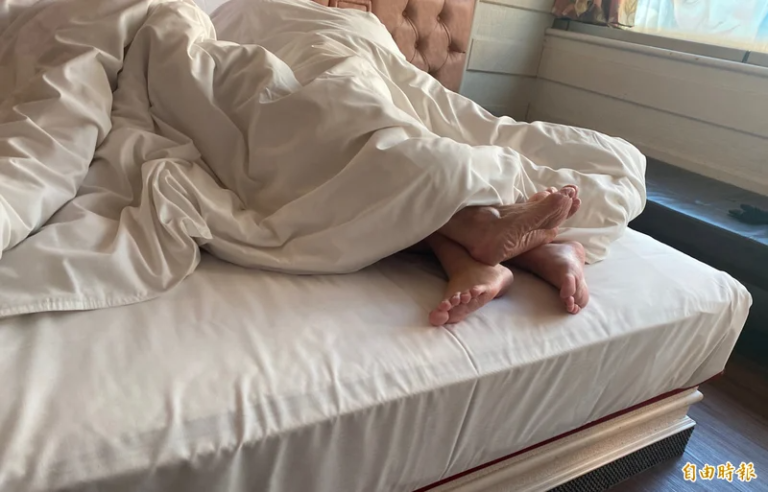 PLAY948-熱門新聞-縱火案驚爆亂倫黑幕！15歲少女誘惑同學爸爸，竟從教室搞到床上去，狗血真相曝光！