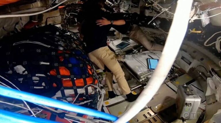 PLAY948-熱門新聞-【史詩級騙局】來自太空的洋蔥！亡妻之名刻上月球「全艙痛哭」 竟是本年度最美詐欺案！