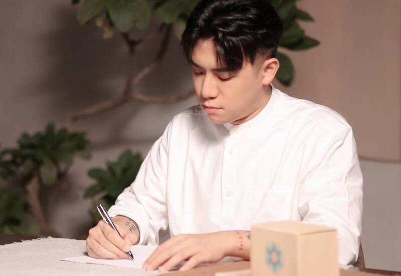 PLAY948-熱門新聞-【片場異象】網紅禪師熊仁謙轉戰大銀幕！當眾「施法唸咒」劇組全體看傻眼！