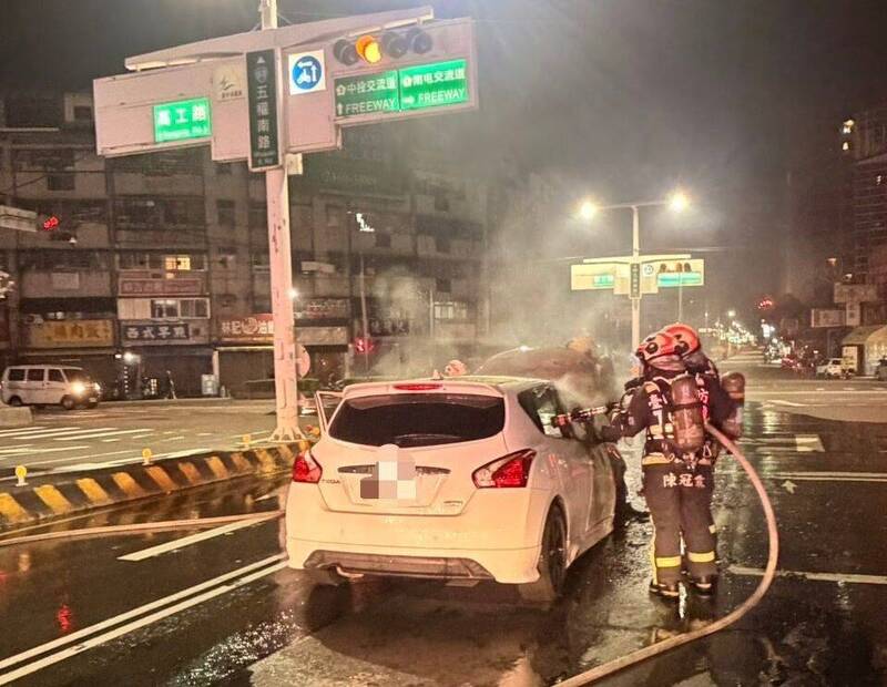 PLAY948-熱門新聞-【深夜火祭】台中驚傳汽車突發「自燃噴火」！火舌瞬間吞噬車體，駕駛驚險「奪門而逃」保命瞬間曝光！