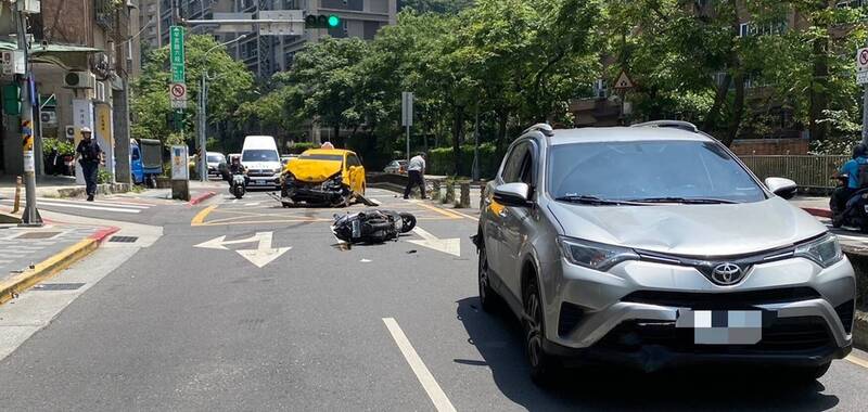 【死神當街奪命攔截！】恐怖恍神大當機！計程車運將失控「瘋狂猛撞兩車」，無辜等紅燈騎士慘遭撞碎骨折、乘客鮮血直流！