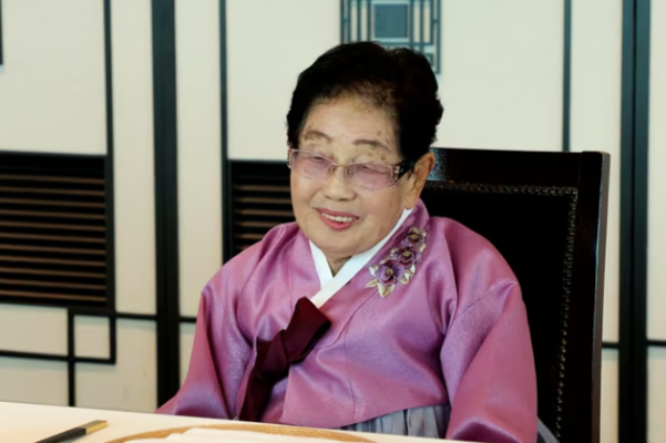 PLAY948-熱門新聞-超越地表最強！南韓 100 歲奶奶「至今堅持上班」 韓華保險震撼致敬